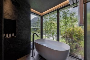 Guest Room - Evermount - 1King Bed | Bathroom | Separate tub and shower, hair dryer, slippers, towels - Sokali Maho (New Taipei City)