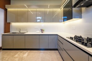 Private kitchen - Elivaas Gardenia 4 BHK Farmhouse (Gurugram)