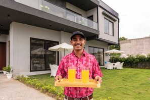 Outdoor dining - Elivaas Gardenia 4 BHK Farmhouse (Gurugram)