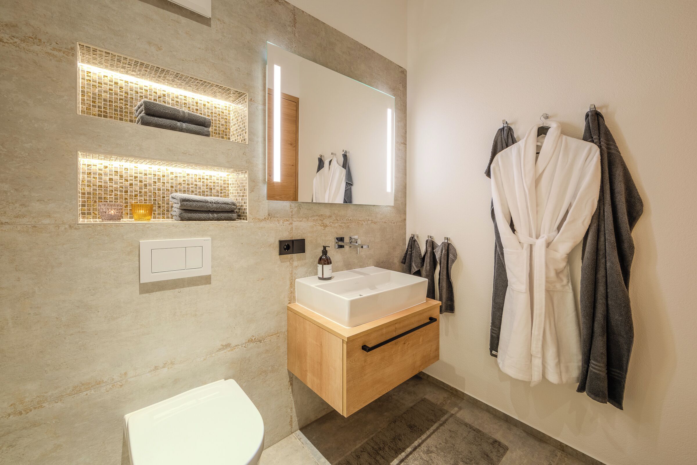 Deluxe-Apartment, Gartenblick (Feuerwache am See 1) | Badezimmer | Bademäntel, Fußbodenheizung (Badezimmer), Seife