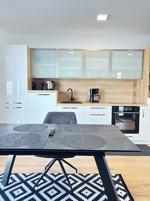 Fridge, oven, stovetop, dishwasher