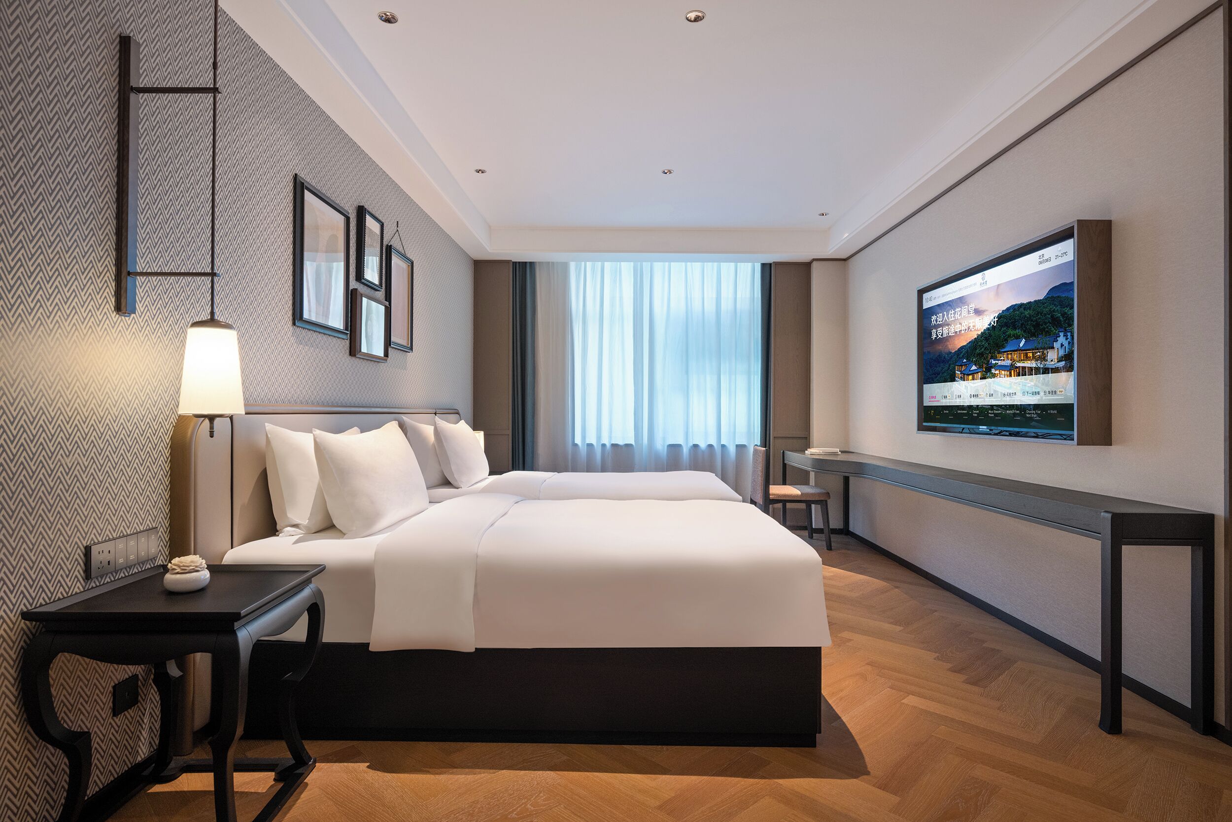 Cubrecamas, minibar con artículos gratuitos y escritorio 