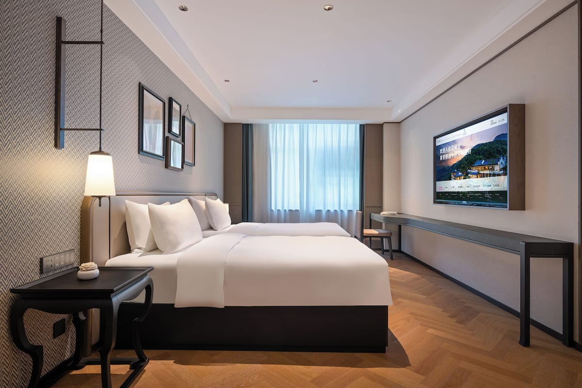 Cubrecamas, minibar con artículos gratuitos y escritorio