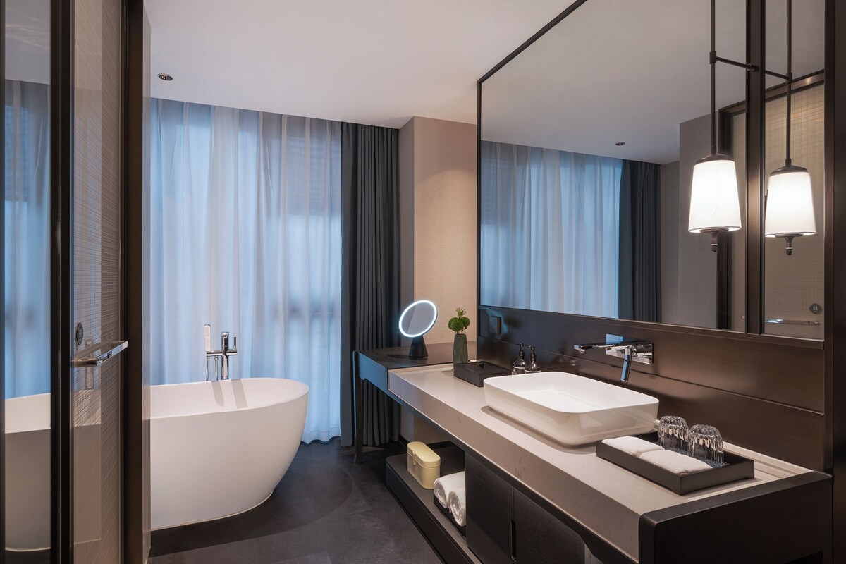 Comfort Double Room | Bathroom | Free toiletries, hair dryer, bathrobes, slippers