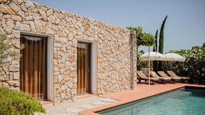 A stone building with a pool, outdoor seating, and a clear sky. - MAISON DOMINOS Villa St Remy Centre Piscine et Hammam (St.-Remy-de-Provence)
