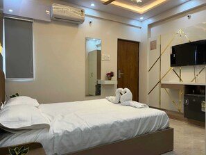 Deluxe Room, City View | Free WiFi - IAN Hotel (Bangalore)