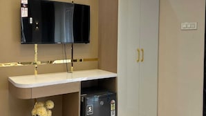 Ένα σύγχρονο μπάνιο με νιπτήρα, τουαλέτα και χώρο για ντους.