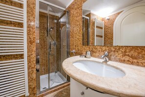 Shower, hair dryer, bidet, towels - Lemon Garden Retreat - Villa Arbor (Gargnano)