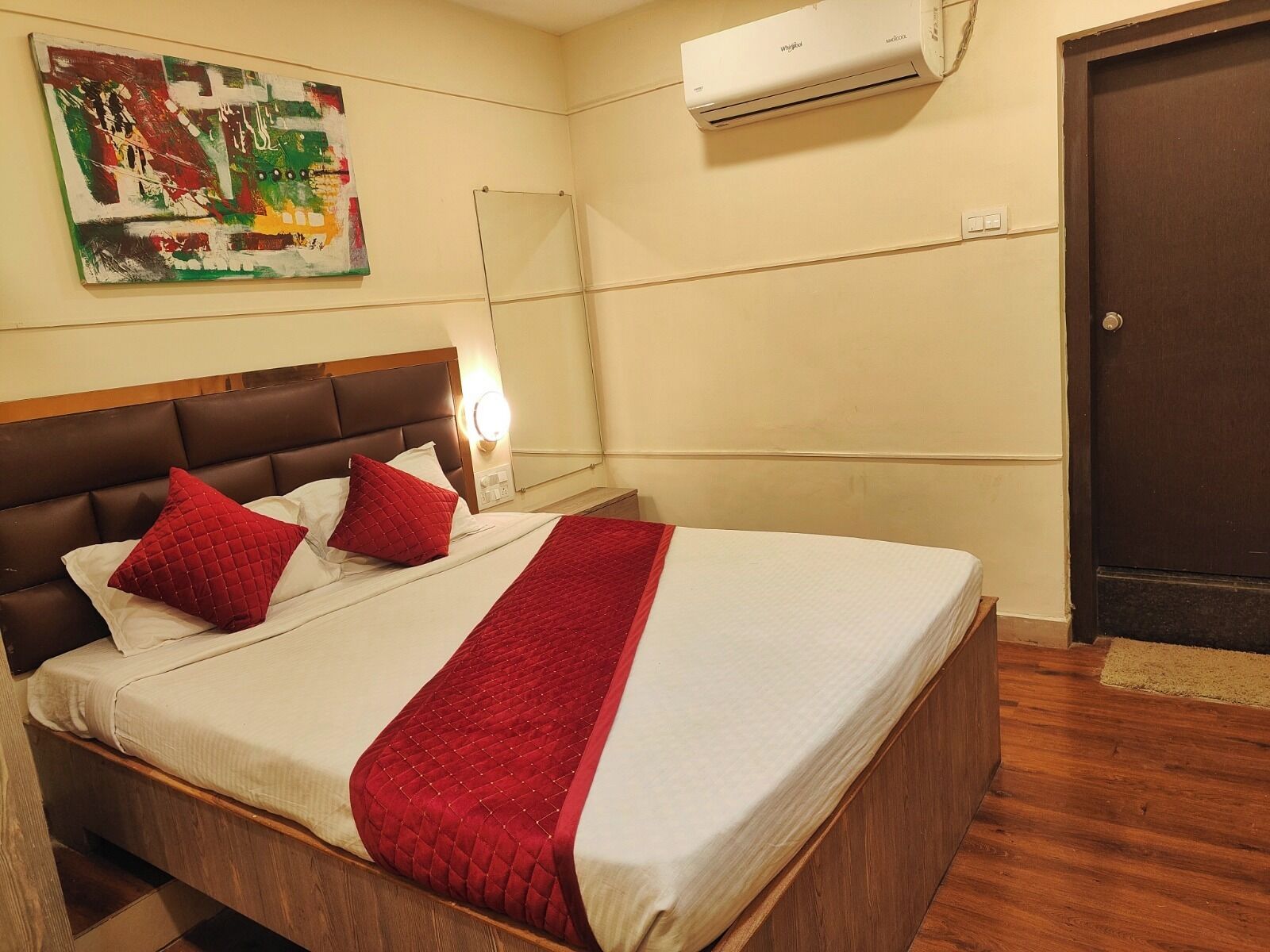 Deluxe Room | Rollaway beds, bed sheets