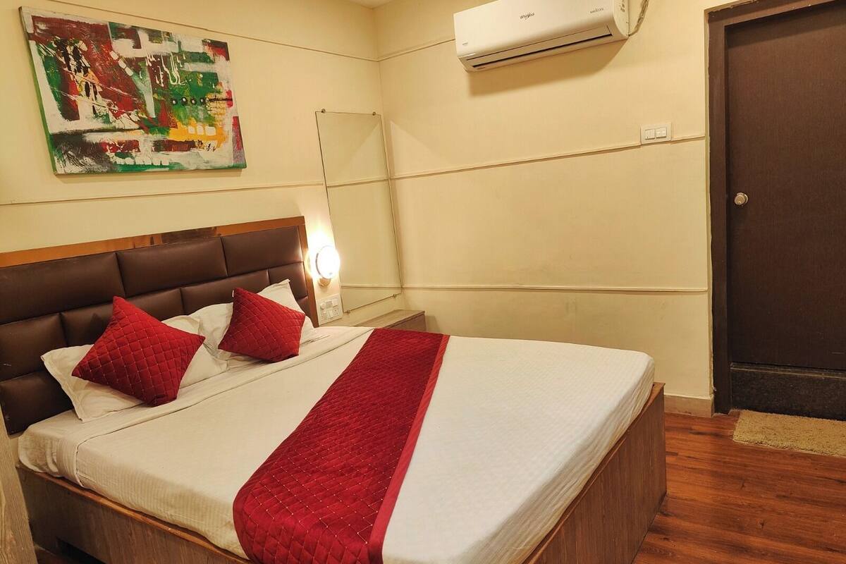 Deluxe Room | Rollaway beds, bed sheets