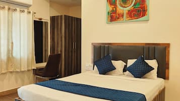 Deluxe Room | Rollaway beds, bed sheets