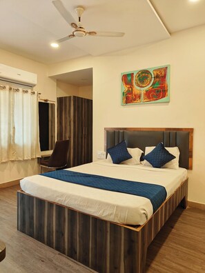 Deluxe Room | Rollaway beds, bed sheets