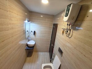 Superior Room | Bathroom | Shower, towels, soap - Hotel Ananta by Nivora Hospitality (Nagpur)