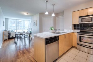 Refrigerador, microondas, horno, placa de cocina