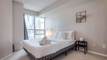 Tabla de planchar con plancha, wifi y ropa de cama