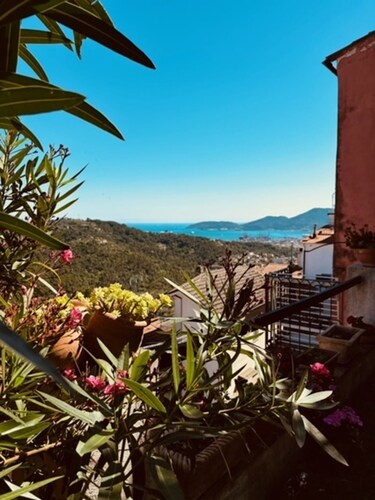 In the typical Ligurian village beautiful apartment with sea view