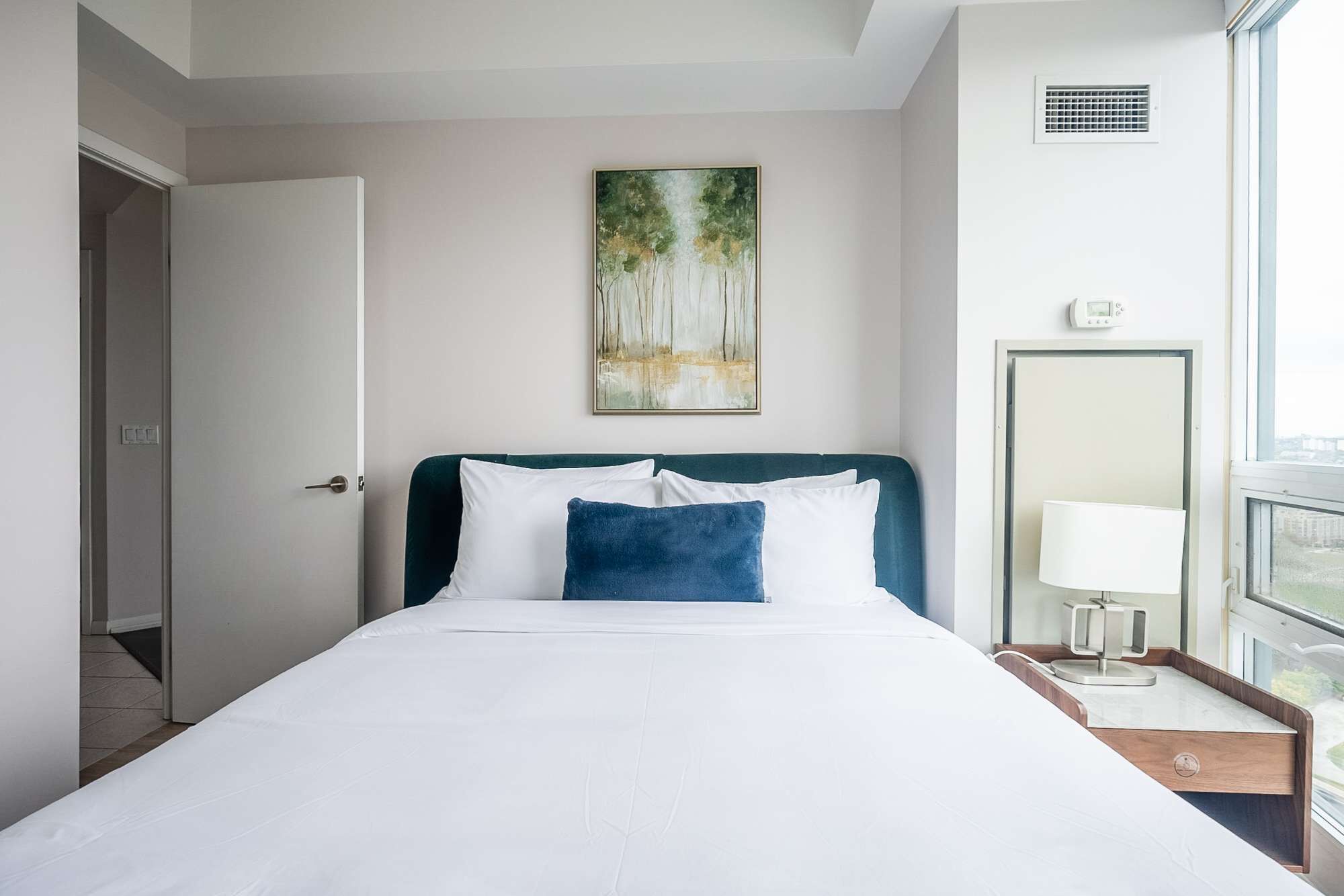 Tabla de planchar con plancha, wifi y ropa de cama 