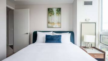 Tabla de planchar con plancha, wifi y ropa de cama