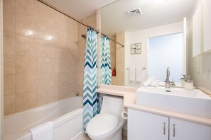 Secador de pelo, toallas