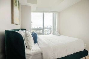 Een strijkplank/strijkijzer, wifi, beddengoed