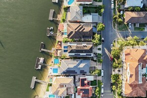 Exterior - 4 BR 3R | Pool | Deck | Water Canal Outlook (Surfers Paradise)