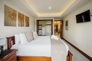 4 bedrooms, iron/ironing board, WiFi - 4 BR 3R | Pool | Deck | Water Canal Outlook (Surfers Paradise)
