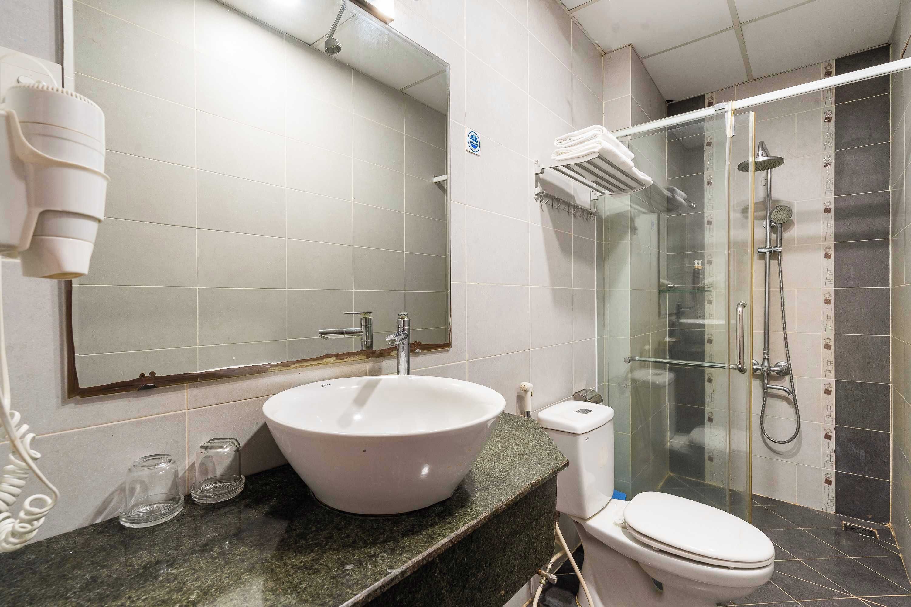 Family Room | Bathroom | Shower, towels, soap, shampoo