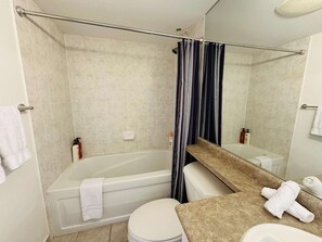 Secador de pelo, toallas