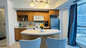 Refrigerador, microondas, horno, placa de cocina