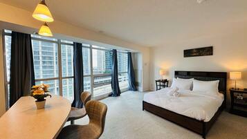 Tabla de planchar con plancha, wifi y ropa de cama