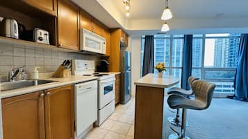 Refrigerador, microondas, horno, placa de cocina