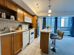 Jääkaappi, mikroaaltouuni, uuni, liesi