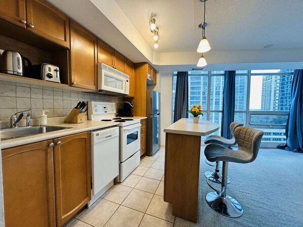 Refrigerador, microondas, horno, placa de cocina