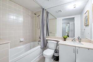 Secador de pelo, toallas