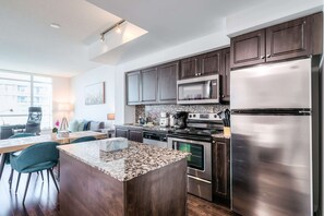 Kjøleskap, mikrobølgeovn, ovn og kokeplater