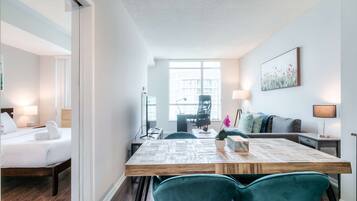 Tabla de planchar con plancha, wifi y ropa de cama