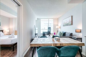 Tabla de planchar con plancha, wifi y ropa de cama