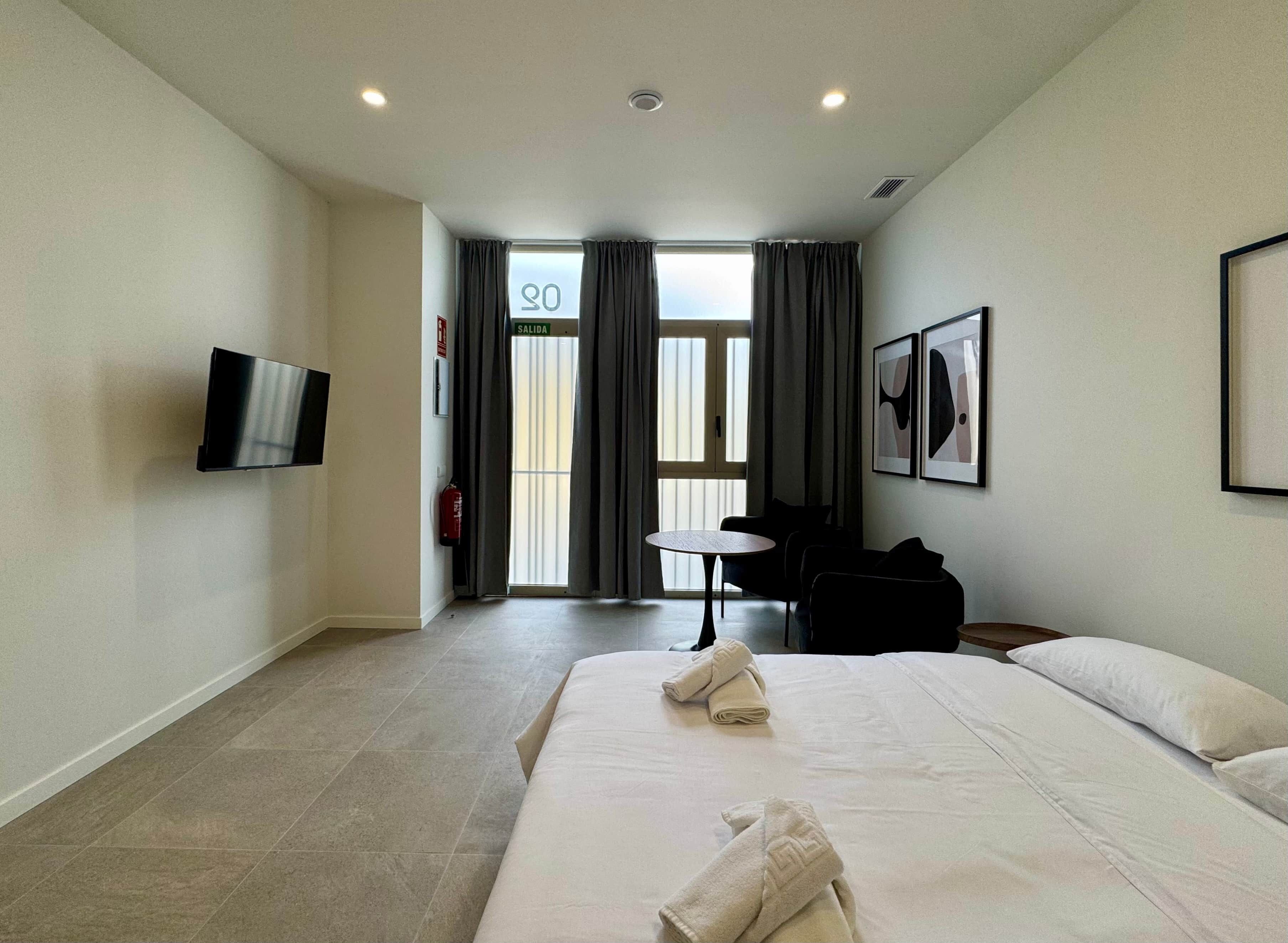 خزنة داخل الغرفة ومكواة/لوح كي وواي فاي وملاءات أسرّة