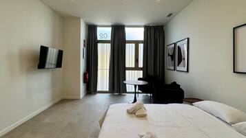 Een kluis op de kamer, een strijkplank/strijkijzer, wifi, beddengoed