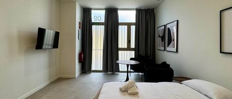 In-room safe, iron/ironing board, WiFi, bed sheets