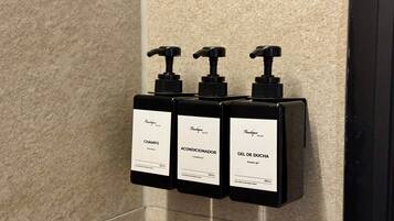 Een haardroger, handdoeken