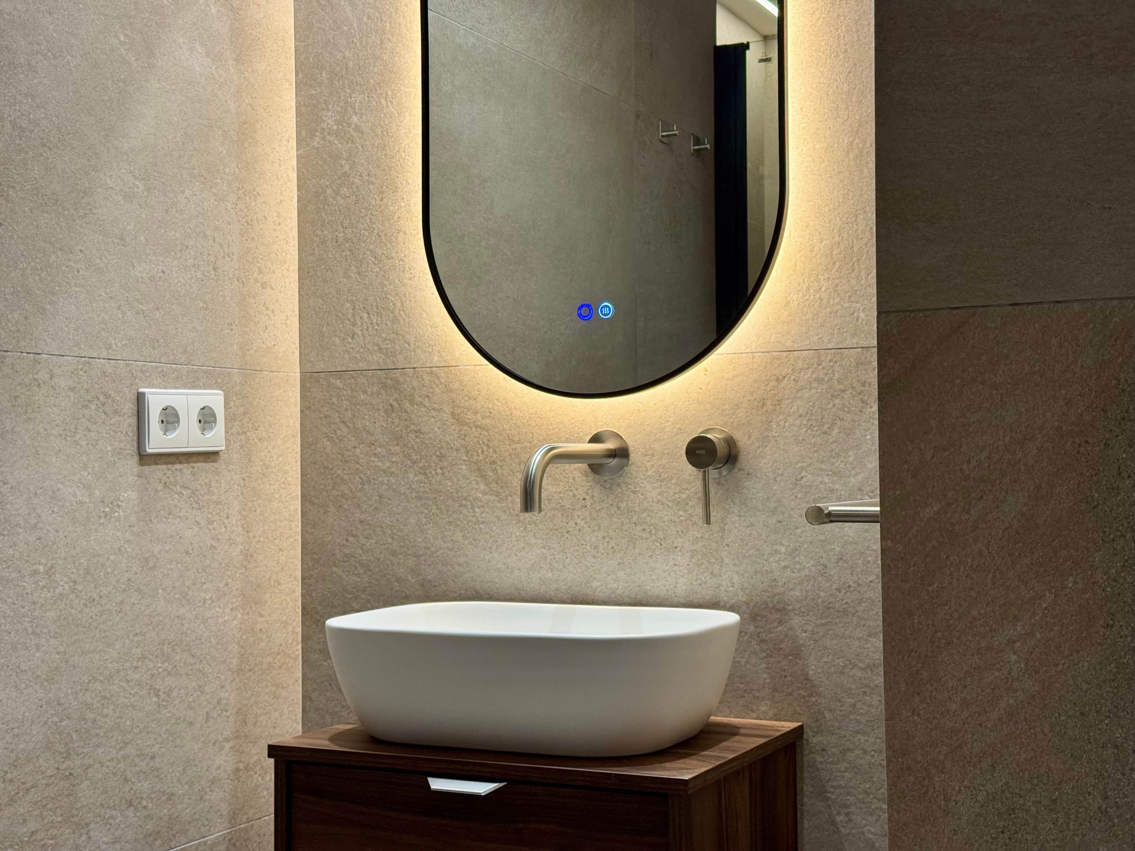 Een haardroger, handdoeken