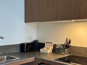 Een koelkast, een magnetron, een broodrooster