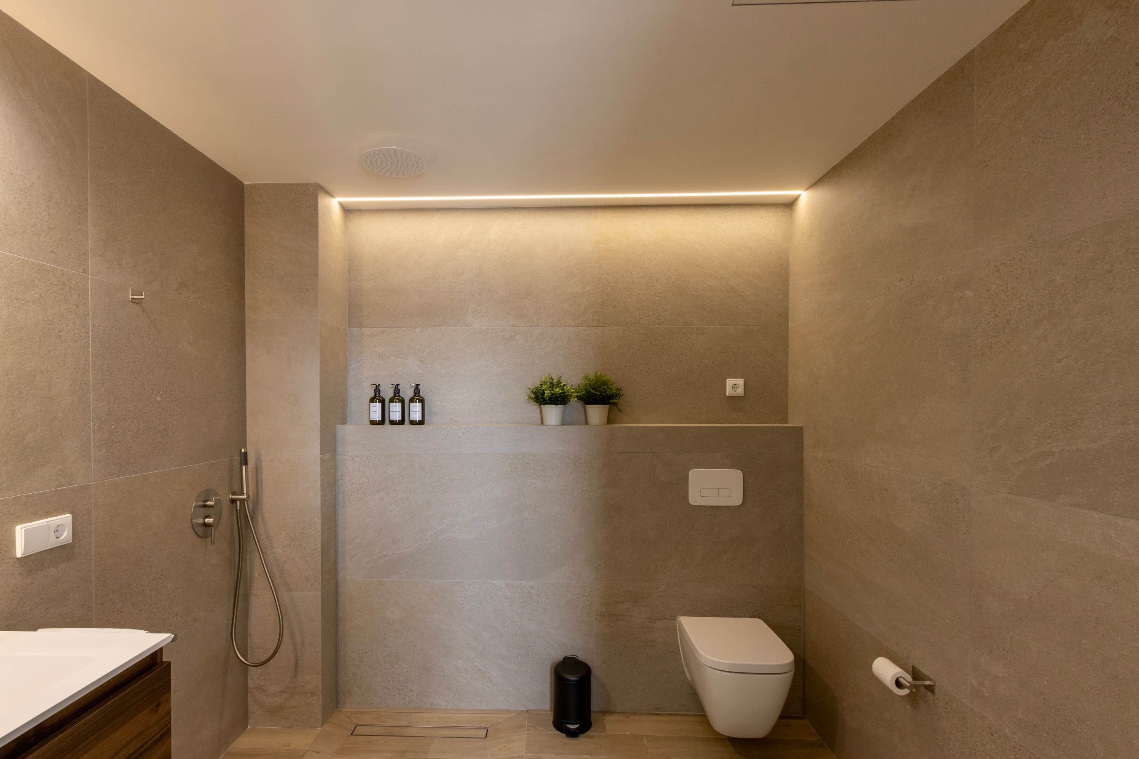 Een haardroger, handdoeken