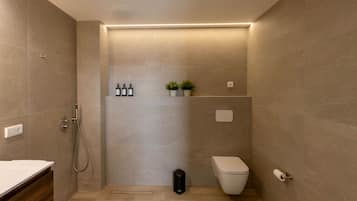 Een haardroger, handdoeken