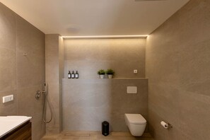 Een haardroger, handdoeken