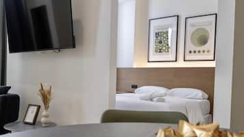 Een kluis op de kamer, een strijkplank/strijkijzer, wifi, beddengoed