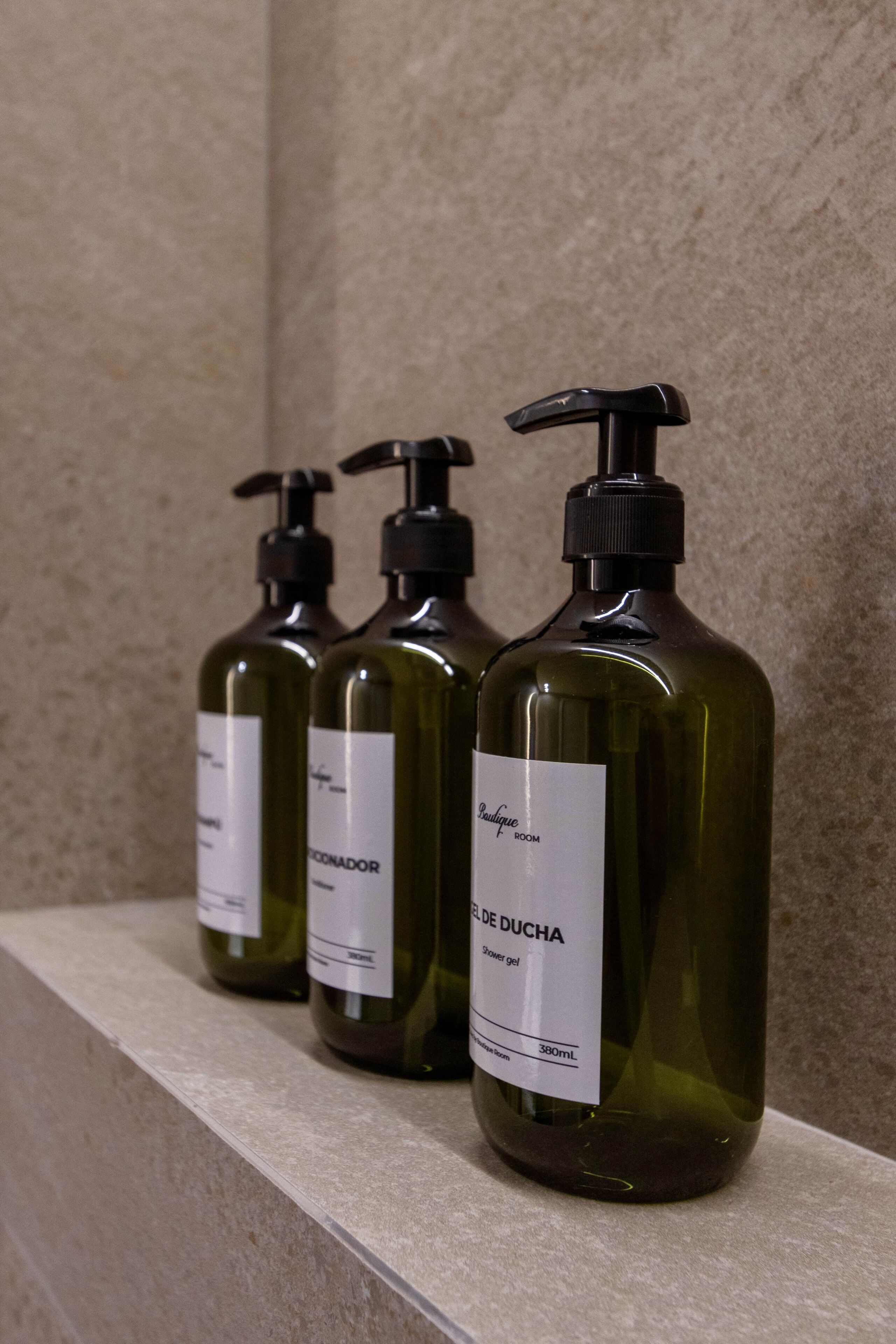 Een haardroger, handdoeken