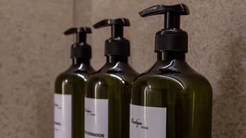 Een haardroger, handdoeken