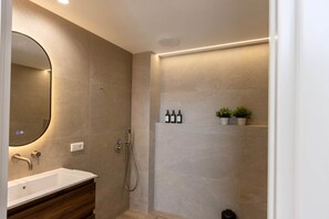 Hair dryer, towels - One Tower Apartment - 01 (Valencia)